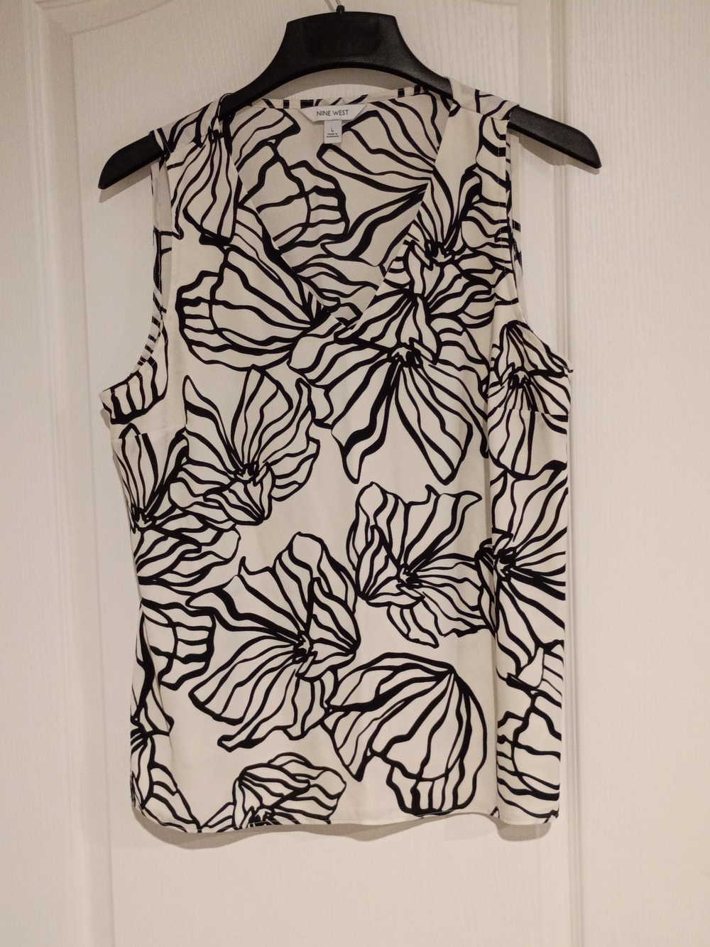 Nine West White Sleeveless V-Neck Floral Outline Top
